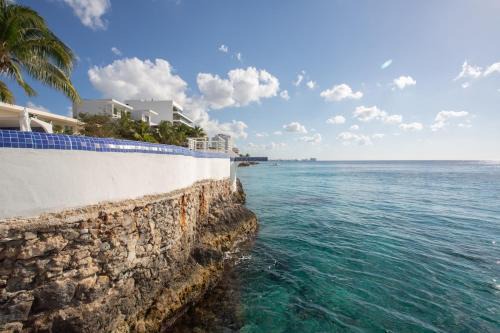 Zona Hotelera Norte Apartment | Oceanfront Escape Sunset Views and Caribbean Breeze