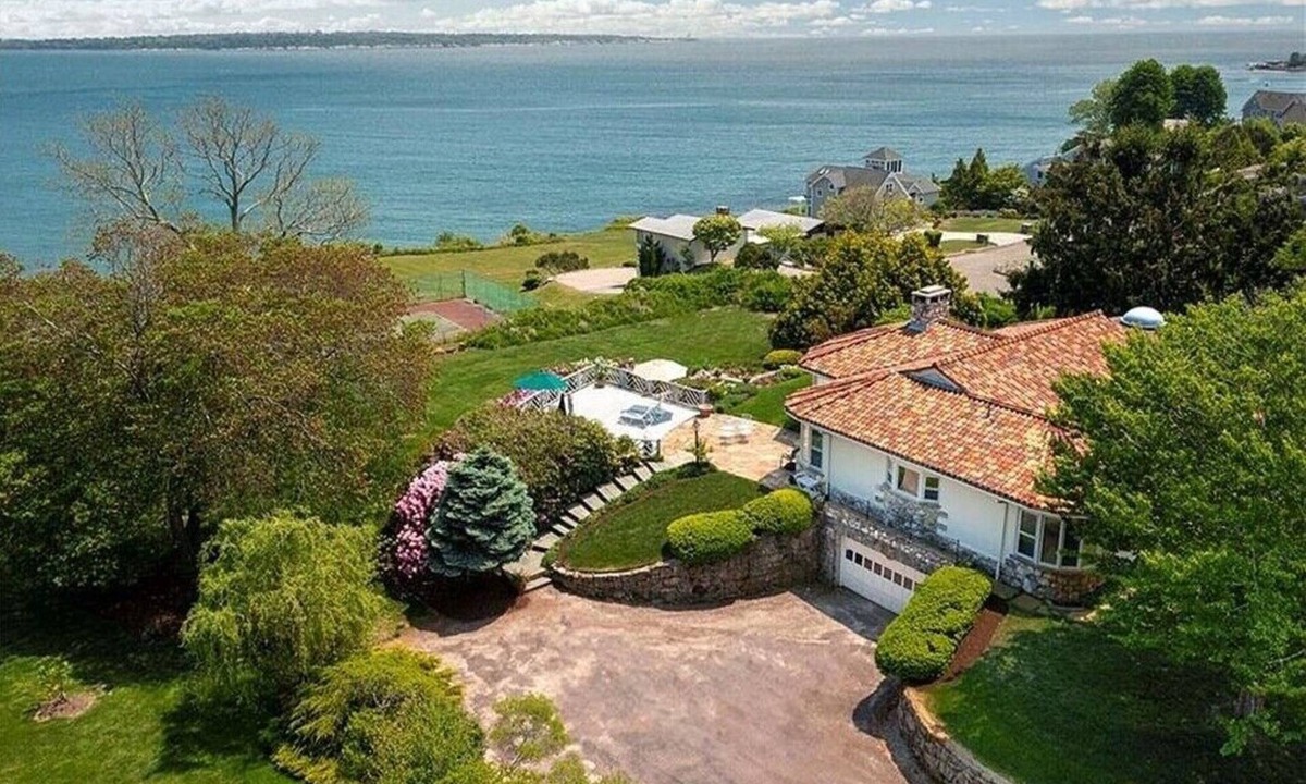 Narragansett House | Oceanfront Estate with grand views of beach/ocean for weekly or seasonal rental