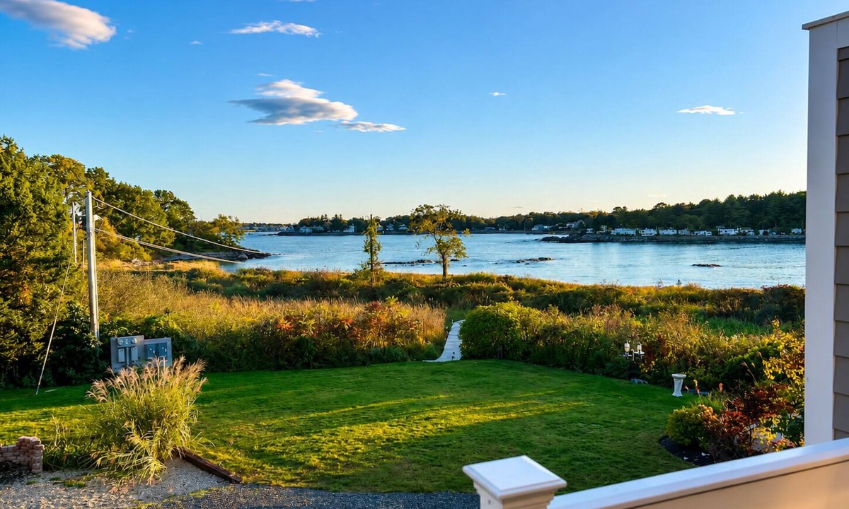 Cape Neddick Cottage | Oceanfront getaway, private boardwalk steps to Cape Neddick Beach