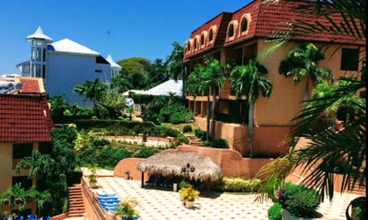El Batey Hotel | Oceanfront guest-friendly resort in central Sosua, Cable TV/Wi-Fi/Pool/Parking