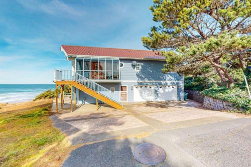 Newport House | Oceanfront home with easy beach access and great location in town