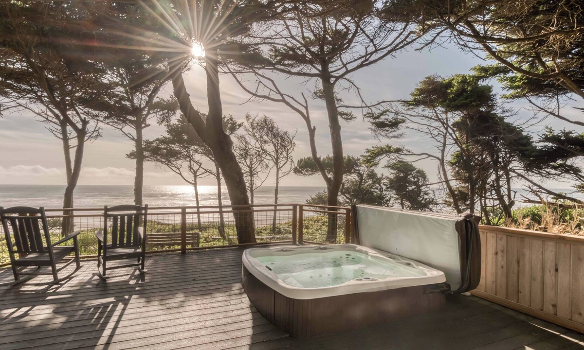 Lincoln Beach House | Oceanfront Home with Hot Tub