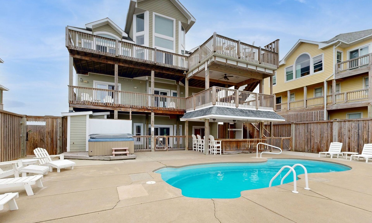 Hatteras House | Oceanfront home with ocean view, private hot tub & pool, & washer/dryer