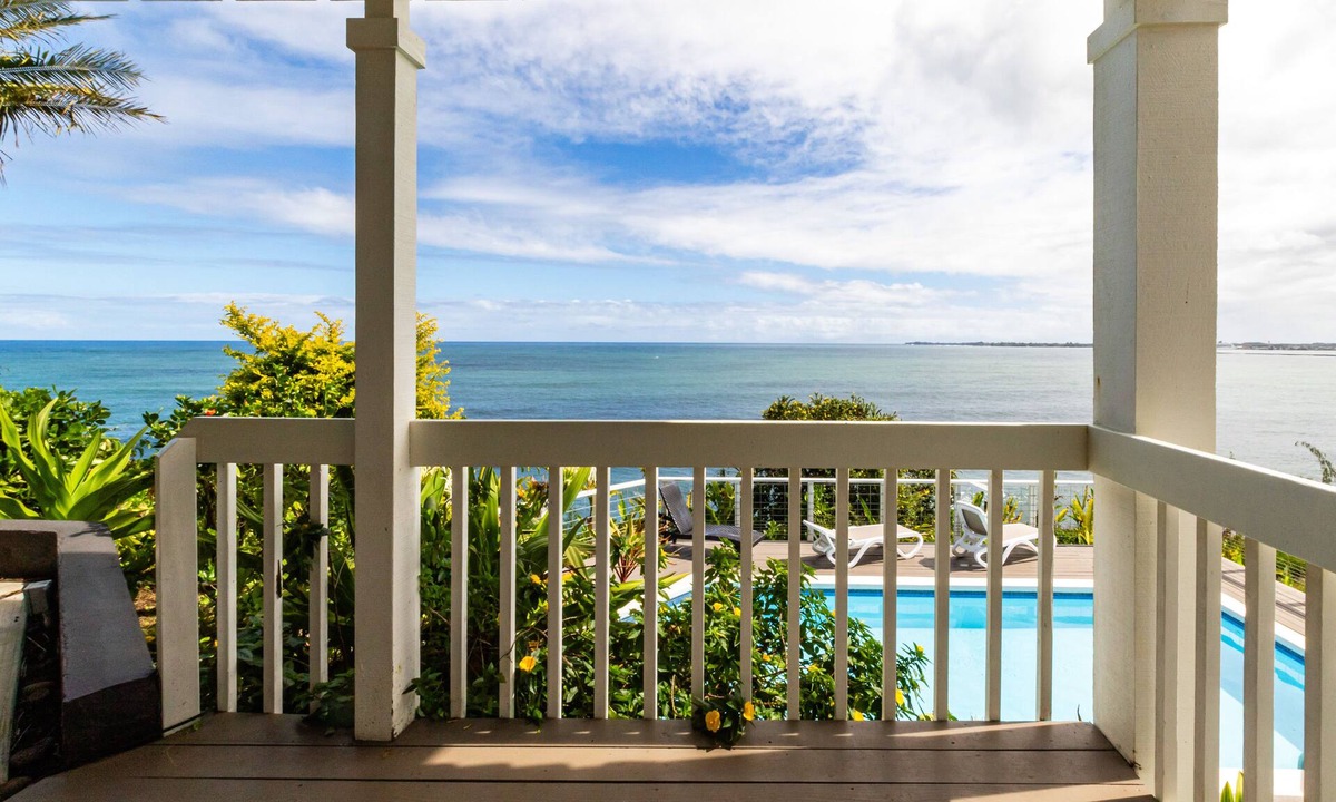 Paukaa House | Oceanfront in Hilo Hale Kai Suites- Pele Suite - King Bed, Living Room, Bath