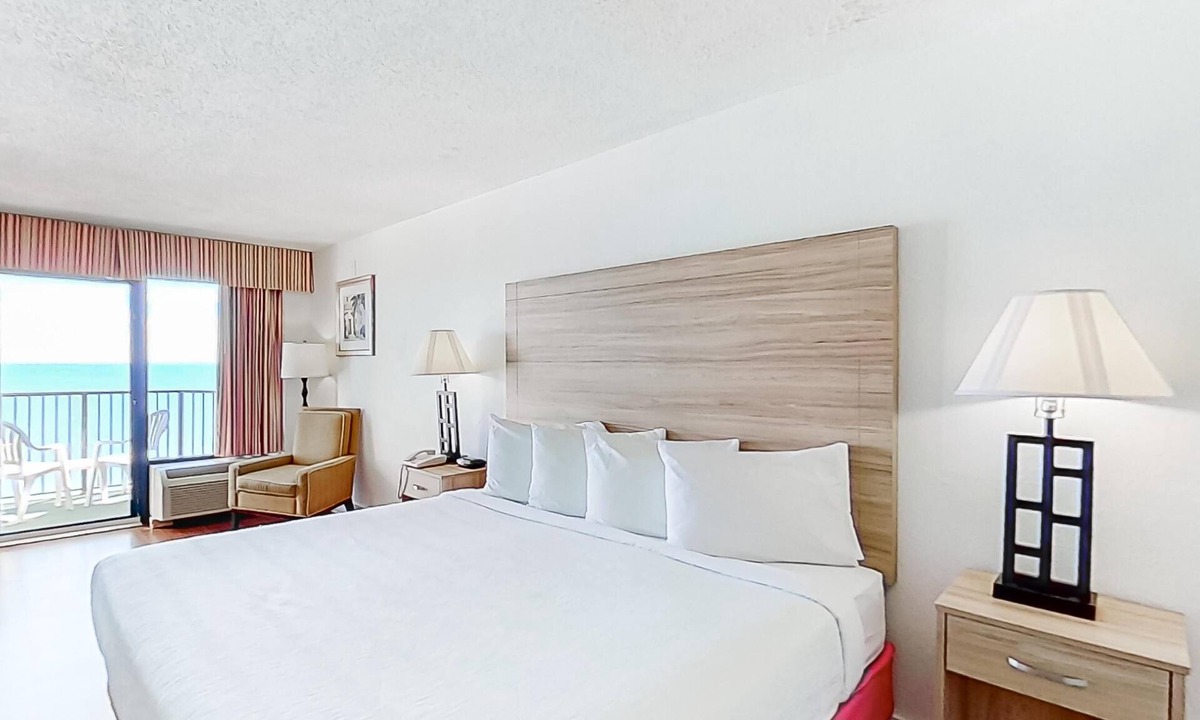 Myrtle Beach Hotel | Oceanfront King | Kitchen | Dog Friendly | Pools