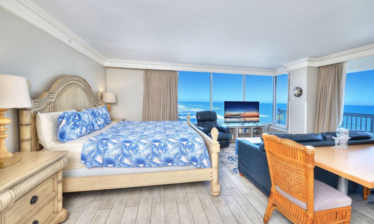 Ortona Park Condo | Oceanfront King Studio w/Balcony | Sunrise Views