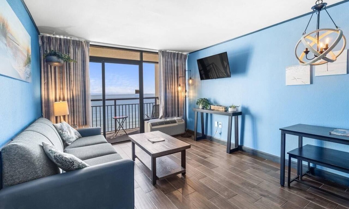 Myrtle Beach Hotel | Oceanfront King Suite: Free Breakfast 15th Floor