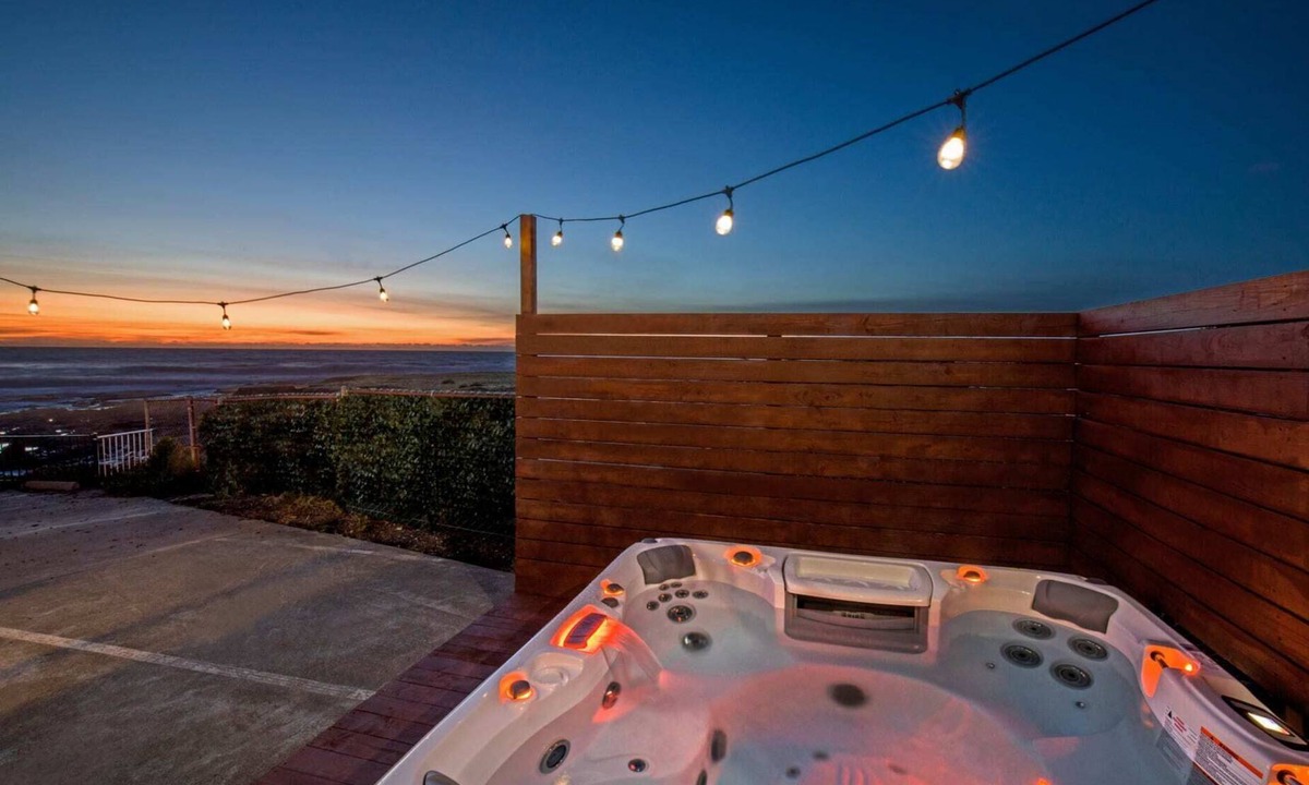 Shelter Cove House | Oceanfront King Suite | ADA | Jacuzzi | Rm 2