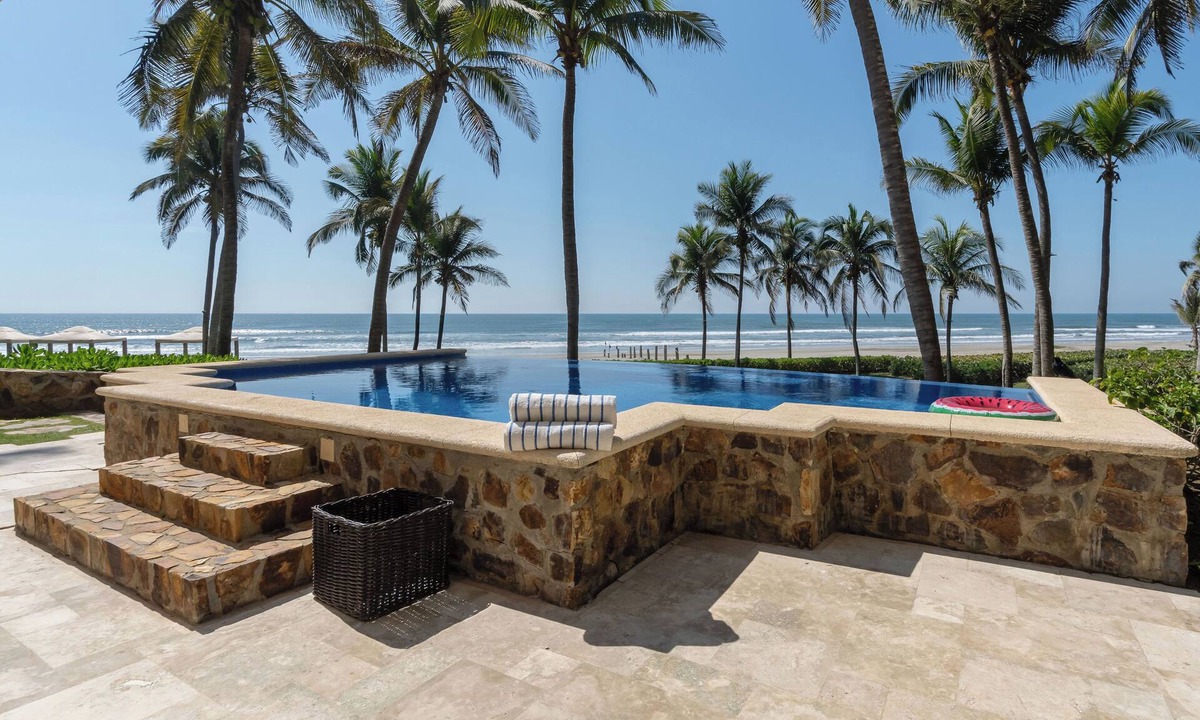 Acapulco Apartment | Oceanfront luxury apartment beach access