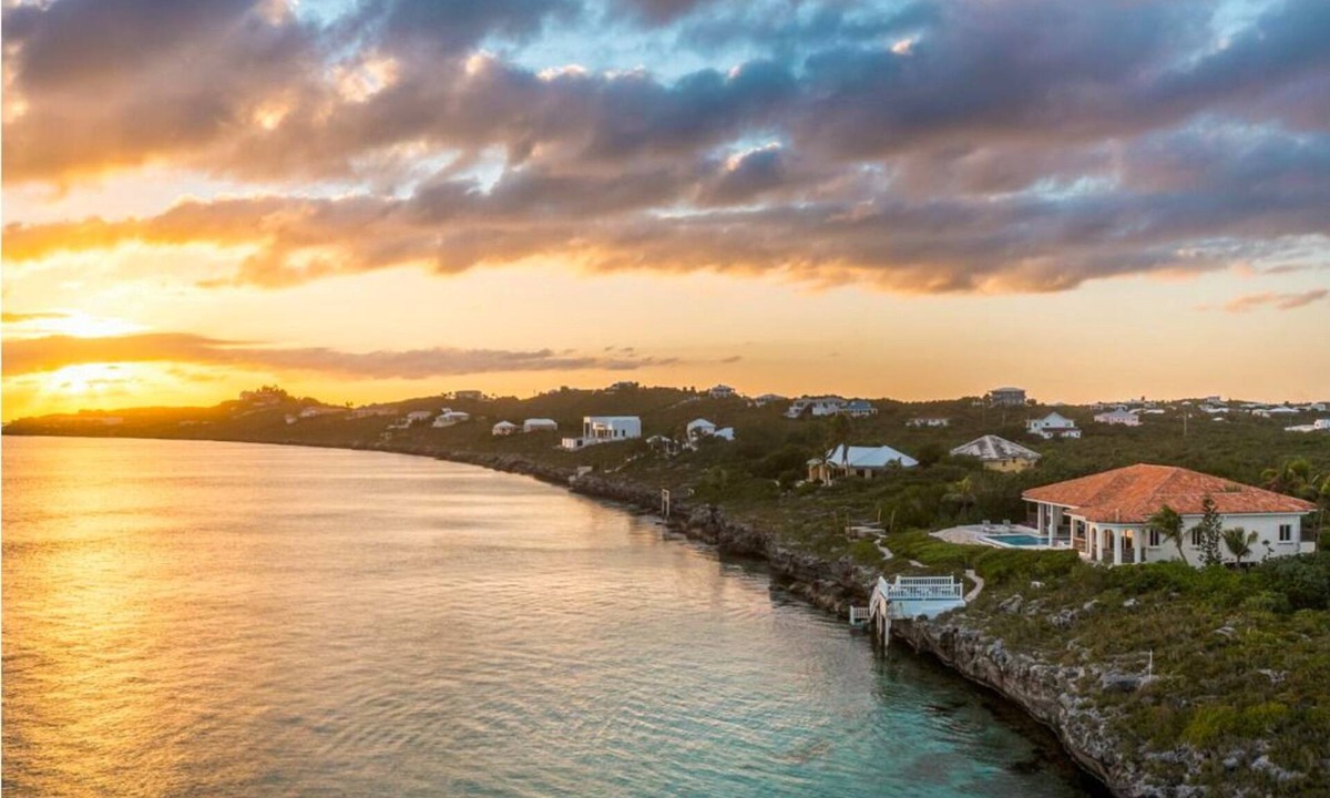 Venetian Road Settlement Villa | Oceanfront Paradise: 4-Bedroom Retreat in Turks and Caicos, Close to Attractions