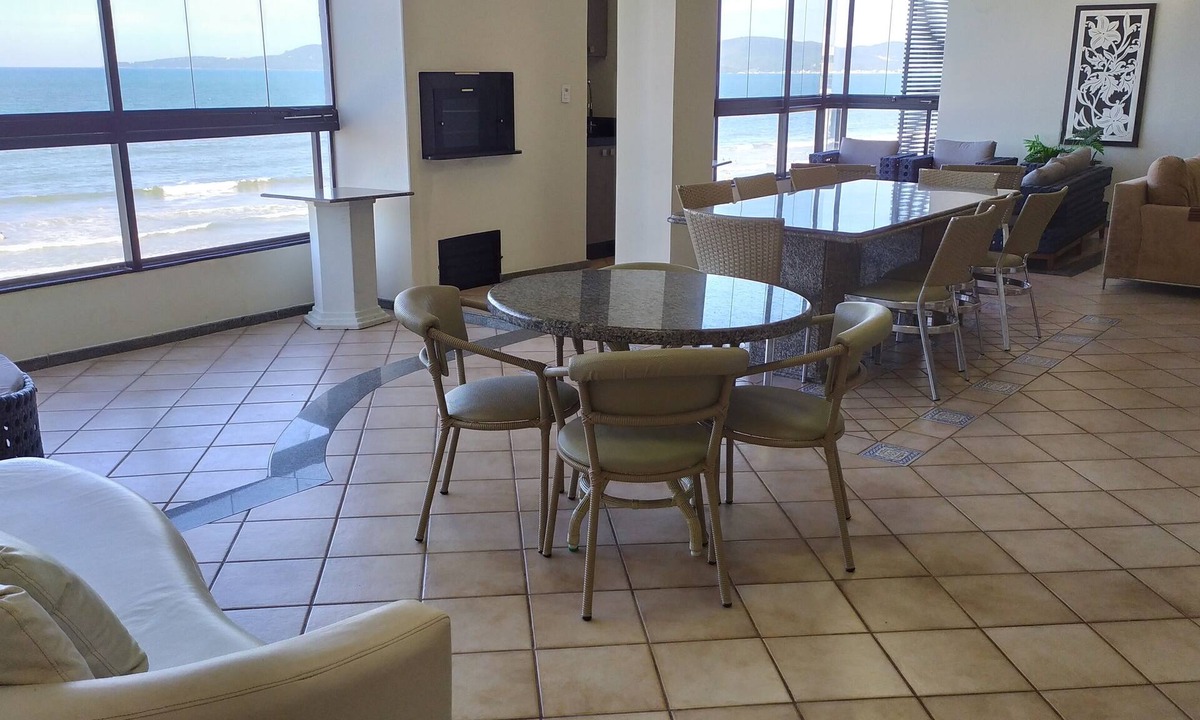 Andorinha Apartment | Oceanfront penthouse in Meia Praia, ideal for families.