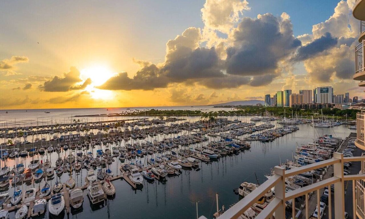Waikiki Apartment | *Oceanfront Renovated Getaway in Waikiki
