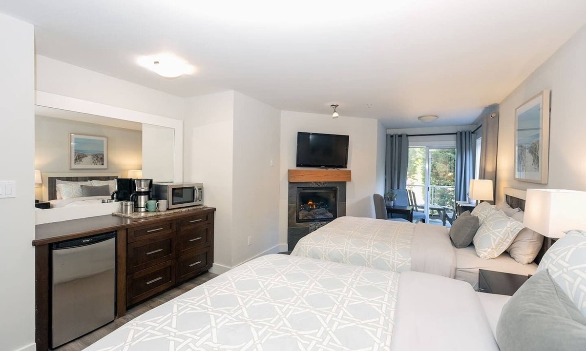 Regional District of Nanaimo Apartment | Oceanfront Resort Corner Double Queen Beds Suite