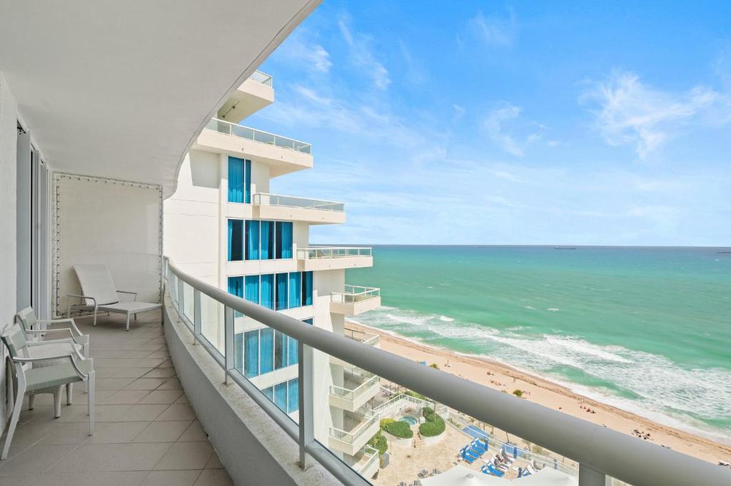 Central Beach Apartment | Oceanfront Ritz-Carlton 1 Bedroom Luxury Residence
