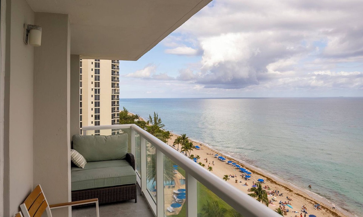 Sunny Isles Beach Apartment | Oceanfront Sunny Isles 1BR with Direct View