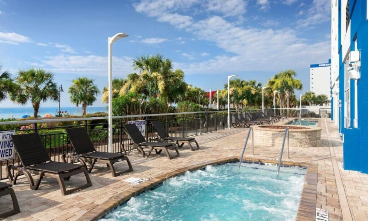 Downtown Myrtle Beach Hotel | Oceanfront Stays Near Boardwalk Restaurants, with Pools, Hot Tubs | 3 Units