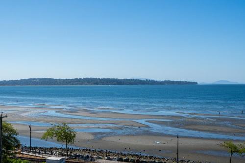 White Rock Apartment | Oceanfront - Steps to Pier & Beach - Free Onsite Parking