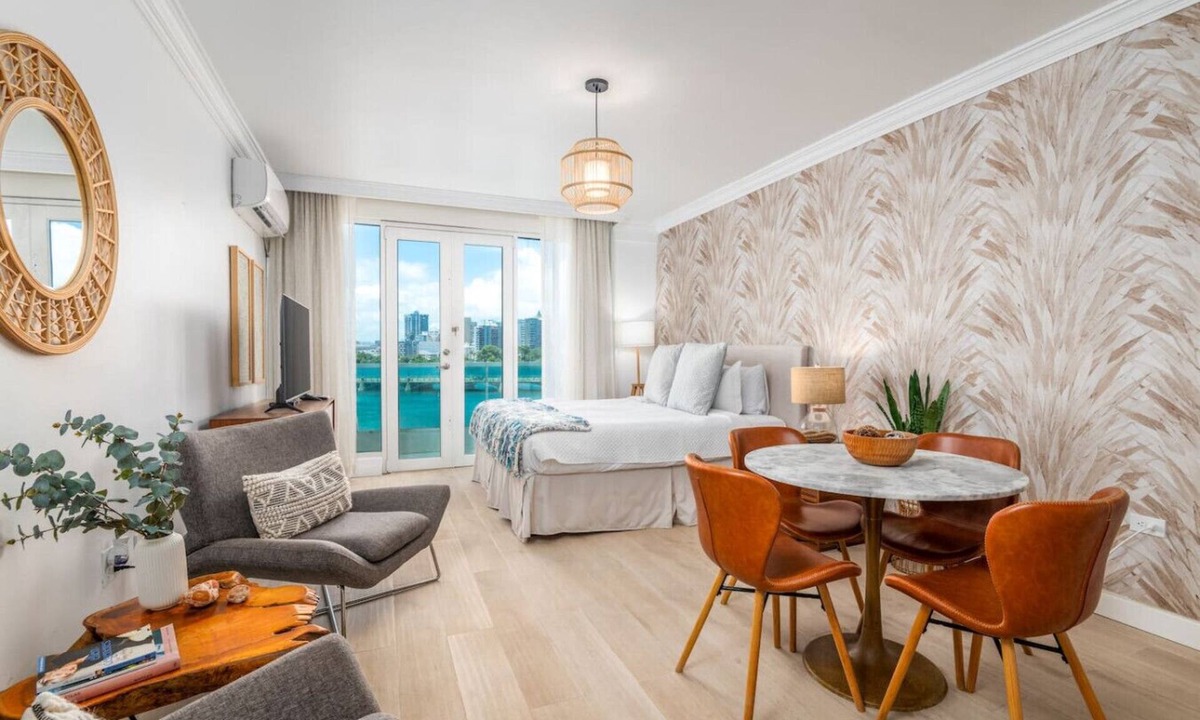 Puerta de Tierra Apartment | Oceanfront Studio · Balcony · Hot Tub