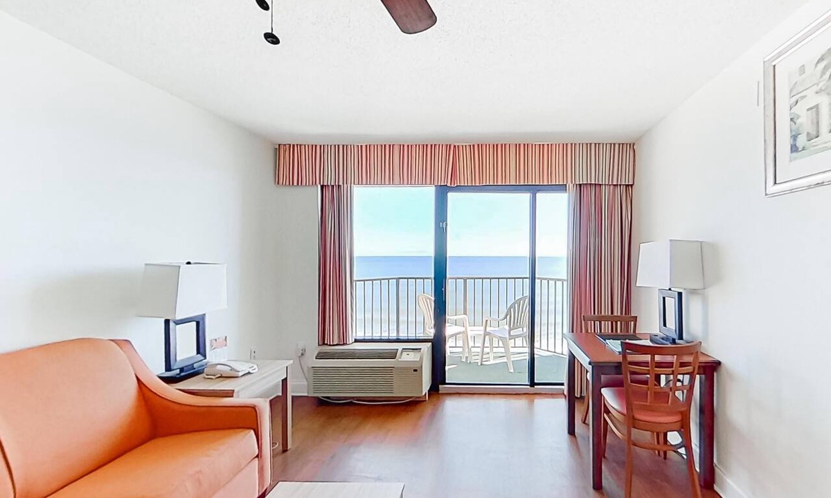 Myrtle Beach Hotel | Oceanfront Suite | Kitchen | Dog Friendly | Pools