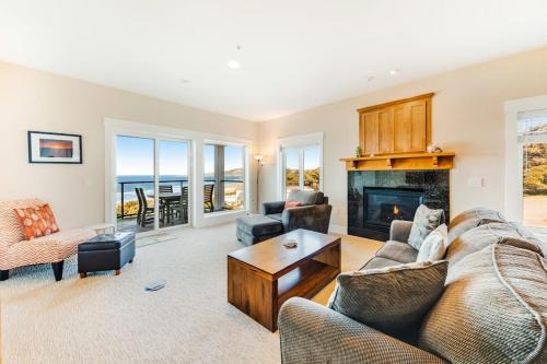 Newport House | Oceanfront top floor condo with stunning views gas fireplace and grill