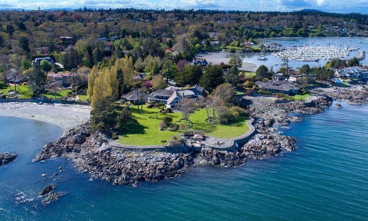 Saanich East House | Oceanfront Uplands Estate