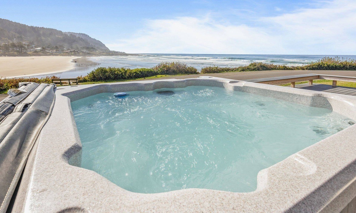 Yachats House | Oceanfront Views! Hot Tub! Walk to Everywhere in Yachats!