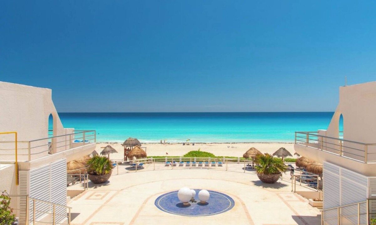 Zona Hotelera Condo | Oceanfront white sand beach condo