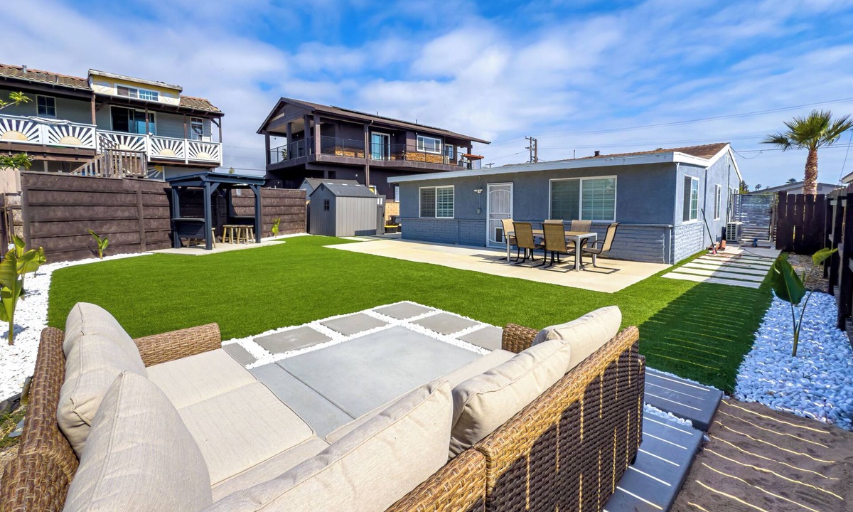 East Side Capistrano House | OceanSide, CA Retreat, 5 Min Drive to Beach & Pier, King Bed, A/C, Big Backyard
