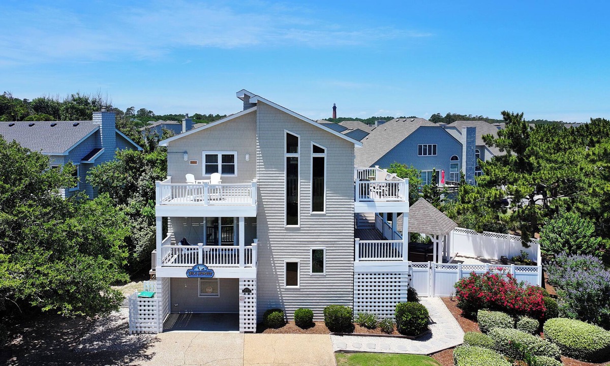 Whale Head Hill House | Oceanside, Close to the Beach, Private Pool, Hot Tub! 740, Wild Horses