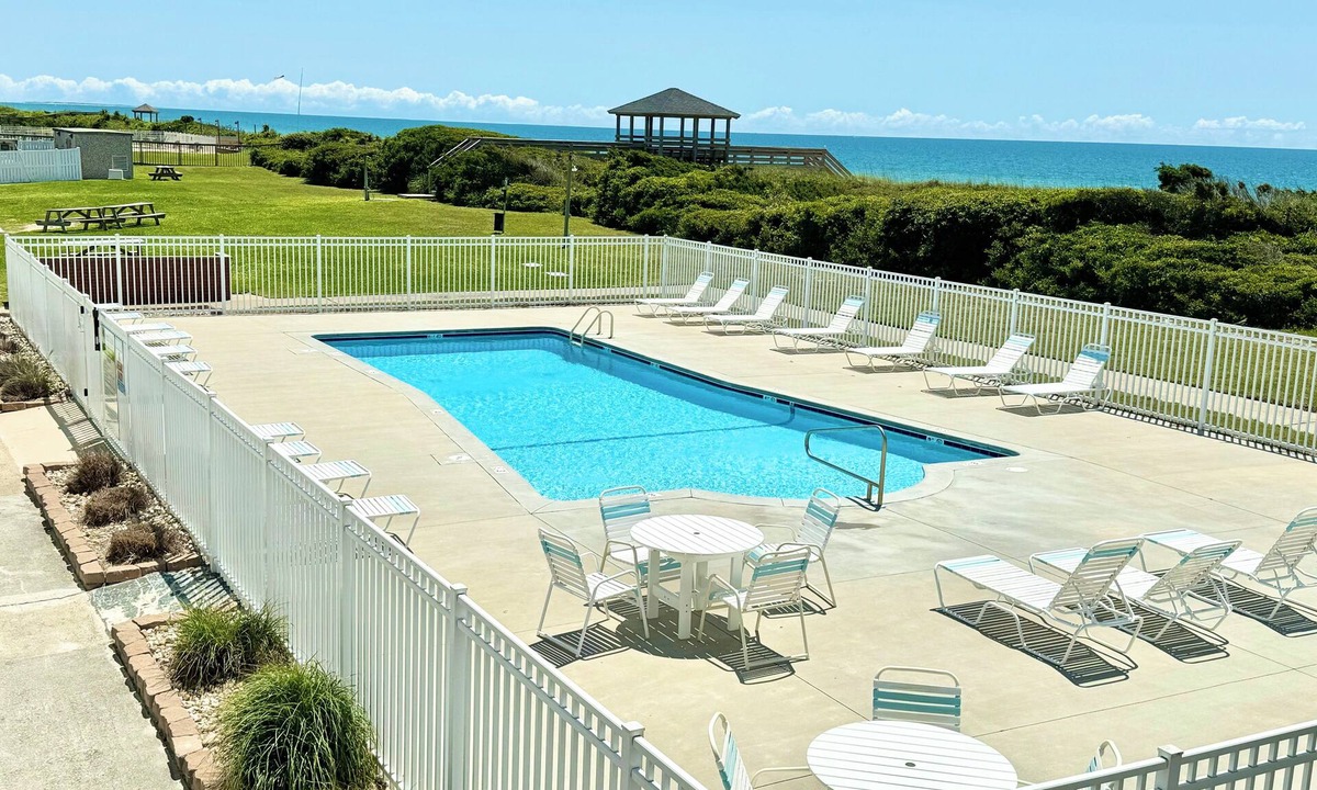 Atlantic Beach Condo | Oceanside Complex Direct Beach Access Pool Kitchen Pet Friendly