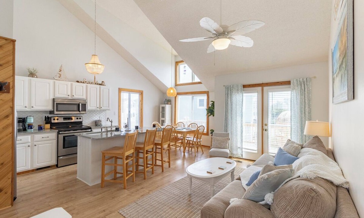 Ocean Sands Condo | Oceanside Corolla townhome w/community beach access, pool & tennis!