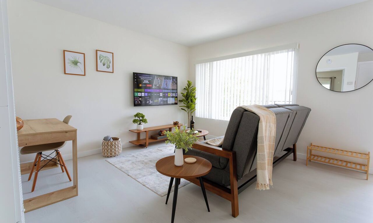 Townsite Apartment | Oceanside Gem - King Bed- Easy Walk to the Beach + Private Parking
