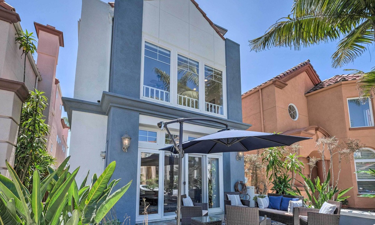 Townsite Cottage | Oceanside Home w/Rooftop Patio - Steps to Beach!