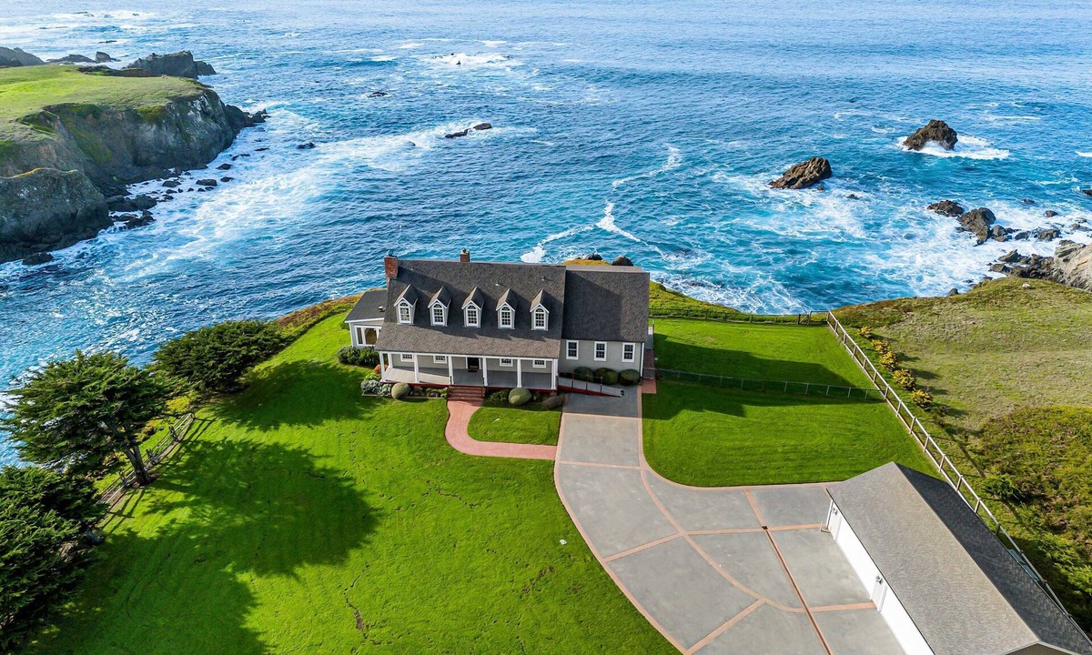 Caspar House | Oceantfront Estate with Luxury Kitchen & Game Room