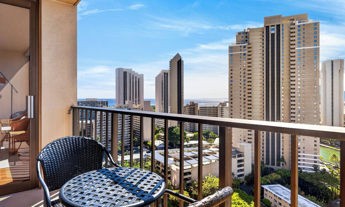 McCully - Moiliili Condo | Oceanview Condo + Pool + Gym | 10-Min Walk to Beach | Coastal Getaway Waikiki