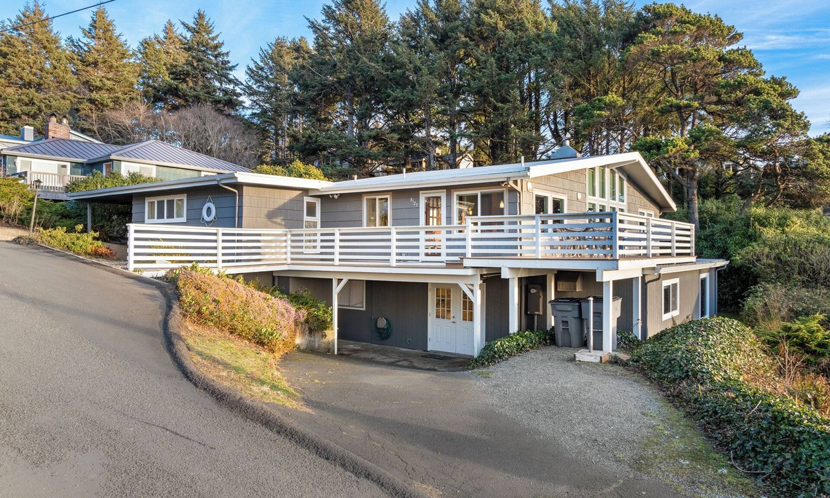 Neahkahnie Beach House | Oceanview, double kitchen, 6 bedroom/3 bath, large decks, in Manzanita