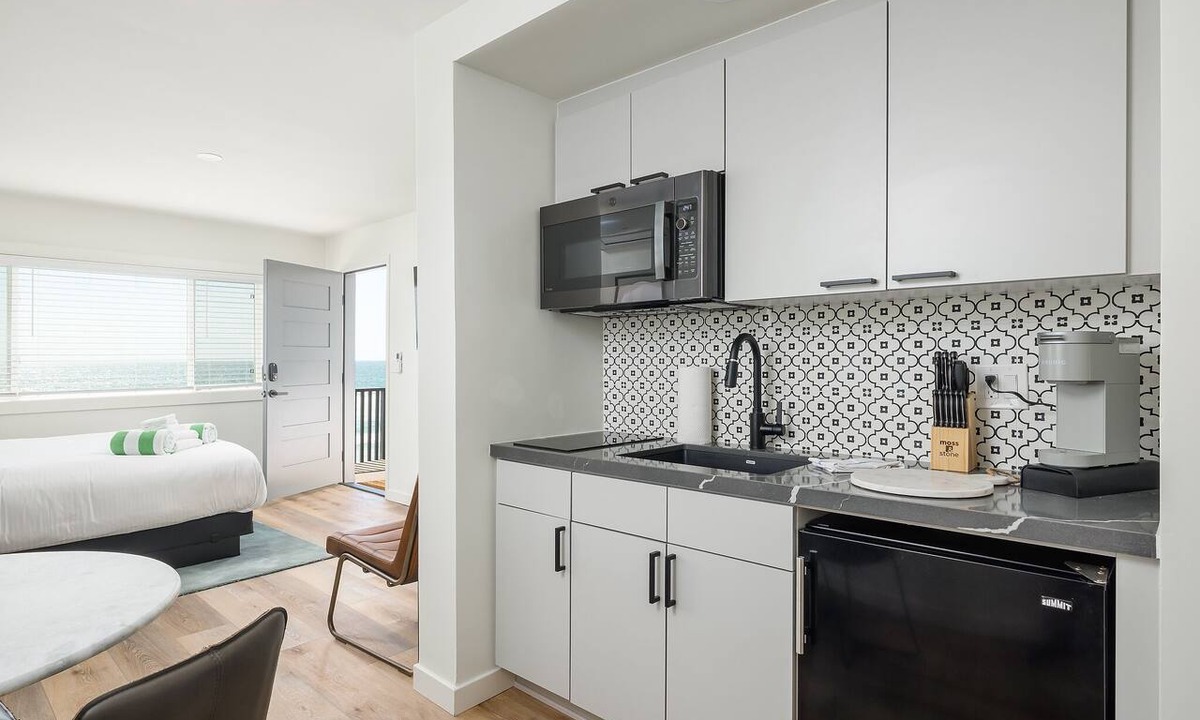 Townsite Condo | Oceanview King Studio (207)