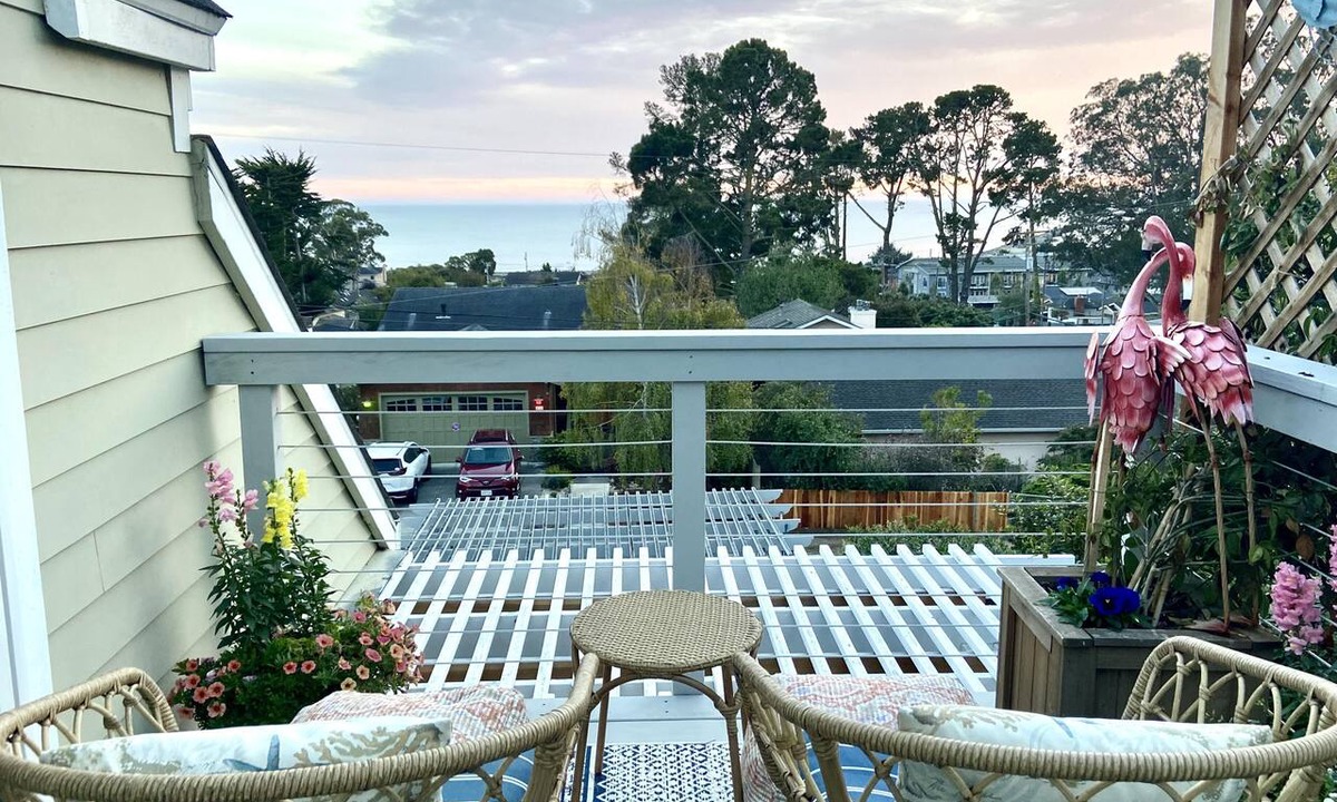 El Granada Apartment | Oceanview Penthouse, Stylish & Walking to Beach
