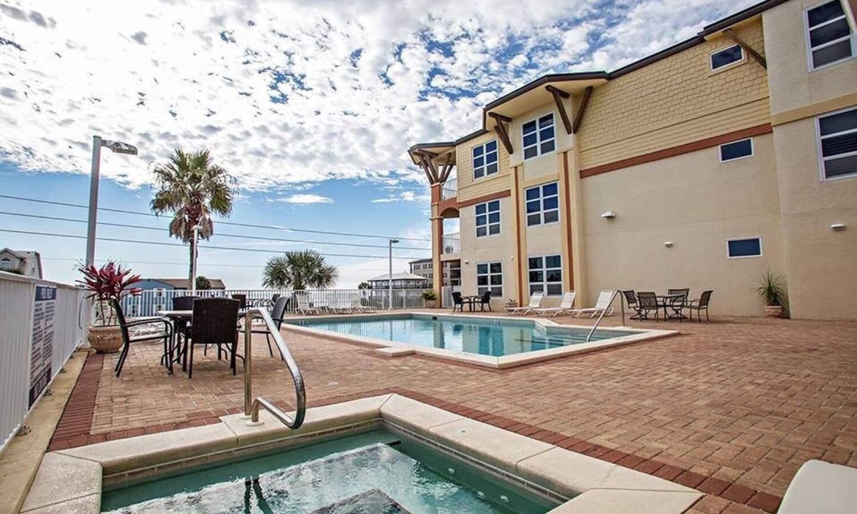 Mexico Beach Condo | Oceanview, Pool, Sauna & Jacuzzi! Steps to the Beach!