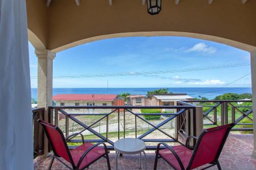 Fustic Apartment | Oceanview Terrace, Walk to Beach, WiFi and Parking