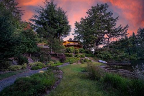 Saunders Lake House | Octagon and Guest House