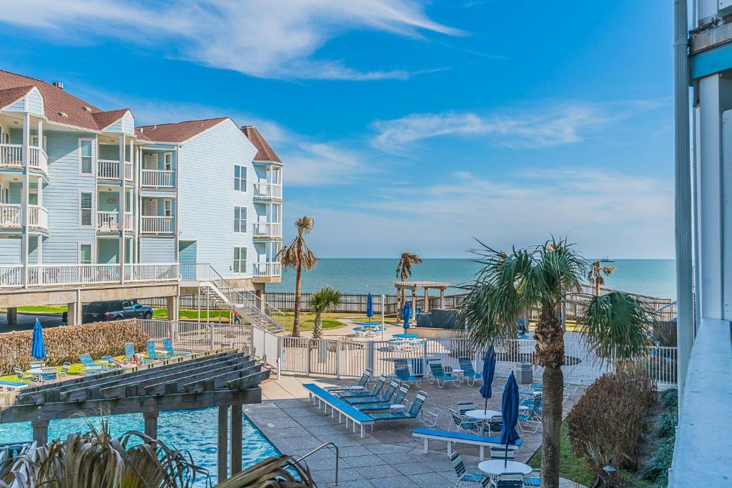 Galveston Apartment | Octopus Gardens Private Boardwalk to the Beach Great Gulf views