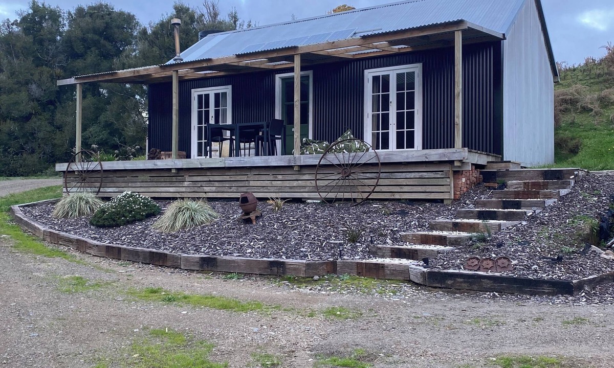 Onaero Cabin | Off Grid 2-bedroom cabin in Onaero perfect for relaxing getaways