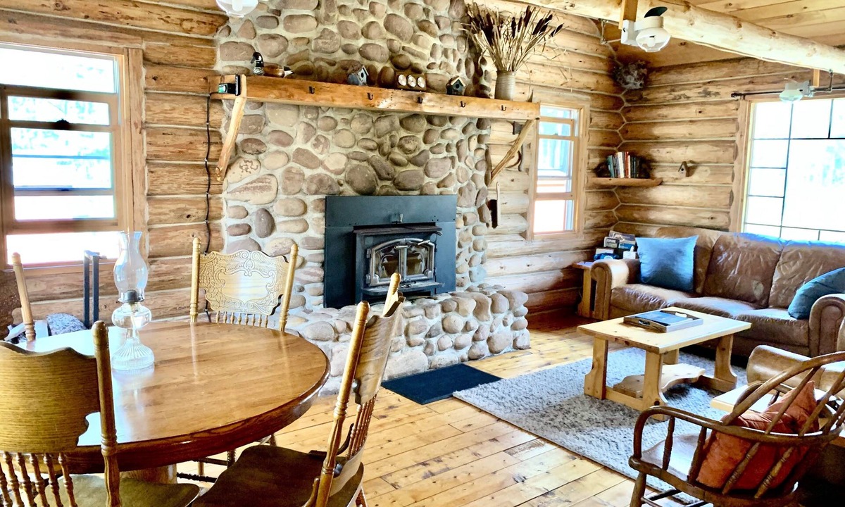 Wetmore House | Off-Grid Clean, Cozy Log Cabin 4.95 Star Rating 86 Reviews