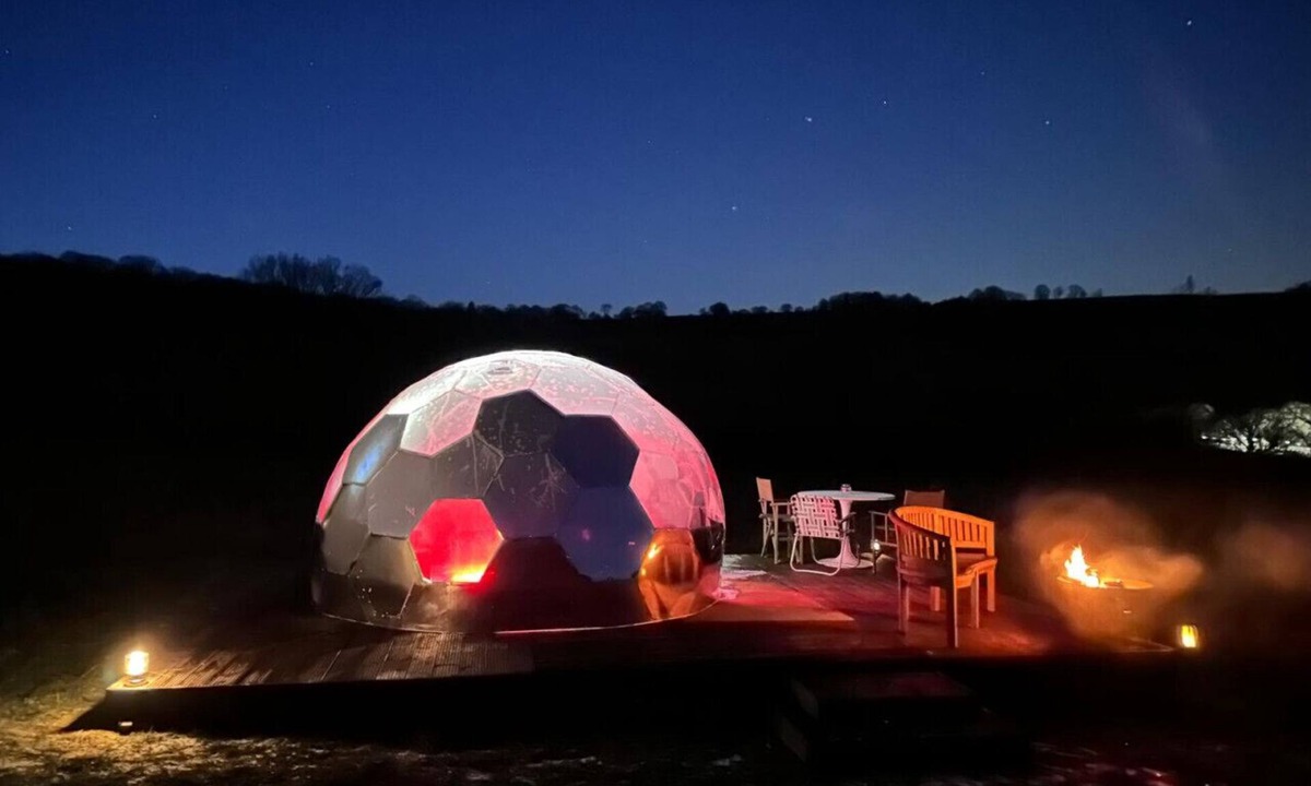 Honiton House | Off-grid Unidome escape with Hot Tub and Sauna for stargazing in Devon’s Blackdown Hills