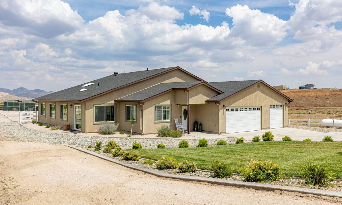 Tehachapi House | Off the grid 2-bedroom home with garden room