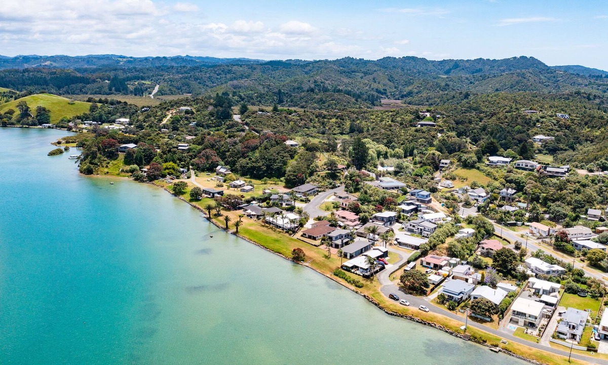 Ngunguru House | Offering a stylish Waterfront location, two properties combined!!