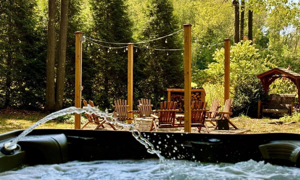 Mill Run Cabin | Ohiopyle/Fallingwater Stargazers Cozy Cabin Covered Hot Tub/Fire Pit/Sleeps 5