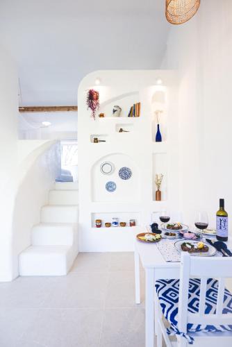Blaimont House | Oia Moon