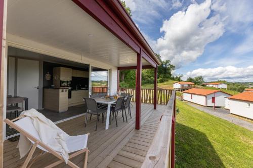 Hasparren Ski Chalet | Oihana grand chalet de 2 à 6 pers, chambre parentale, 2 sdb, climatisé, piscine vue et calme à Hasparren-Pays Basque